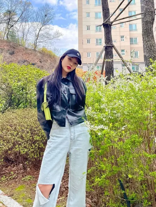 Kenakan leather jacket hitam, cutting denim pants, dan baseball cap buat kamu yang suka tampil boyish! (Instagram_imyour_joy).