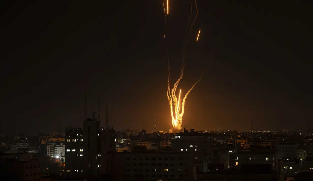Roket diluncurkan dari Jalur Gaza menuju Israel, di Gaza, Rabu, 10 Mei 2023. (AP Photo/Fatima Shbair)