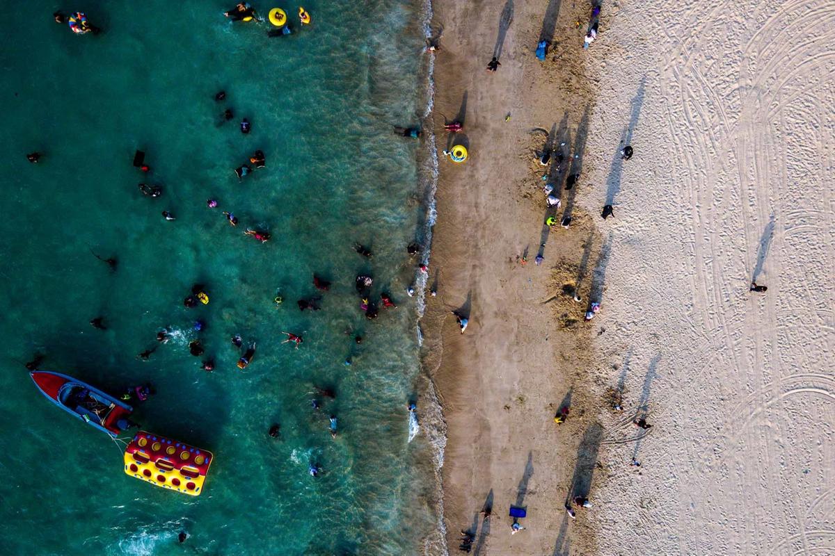 FOTO: Warga Padati Pantai Lhoknga  Aceh Saat Libur Lebaran