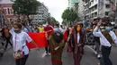 Pengunjuk rasa memberi hormat tiga jari selama demonstrasi menentang kudeta militer di Yangon (3/6/2021). Demonstran pro-demokrasi turun ke jalan di kota-kota di Myanmar untuk mengecam militer, menandai empat bulan sejak menggulingkan pemerintah terpilih. (AFP/STR)