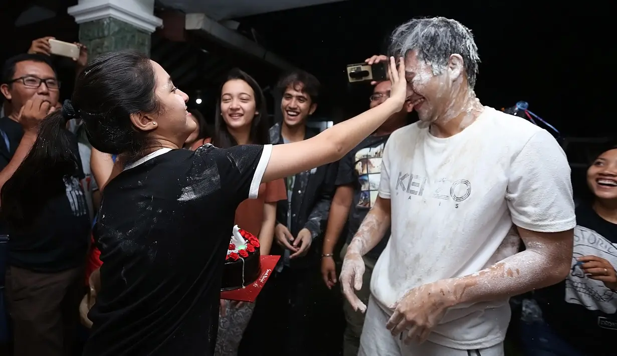 Keseruan terus berlanjut ketika memberikan kejutan ulang tahun untuk Rizky Nazar. Kali ini gentian Cut Syifa yang membalas dengan mengoleskan cream kue di wajah Rizky Nazar. (Bambang E.Ros/Bintang.com)