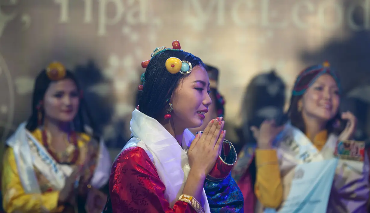 Tenzin Paldon keluar sebagai pemenang Miss Tibet 2017, Dharmsala, India, Minggu (4/6). Paldon, yang tinggal di negara bagian Karnataka, India dinyatakan sebagai pemenang di antara sembilan kontestan . (Foto AP / Ashwini Bhatia)
