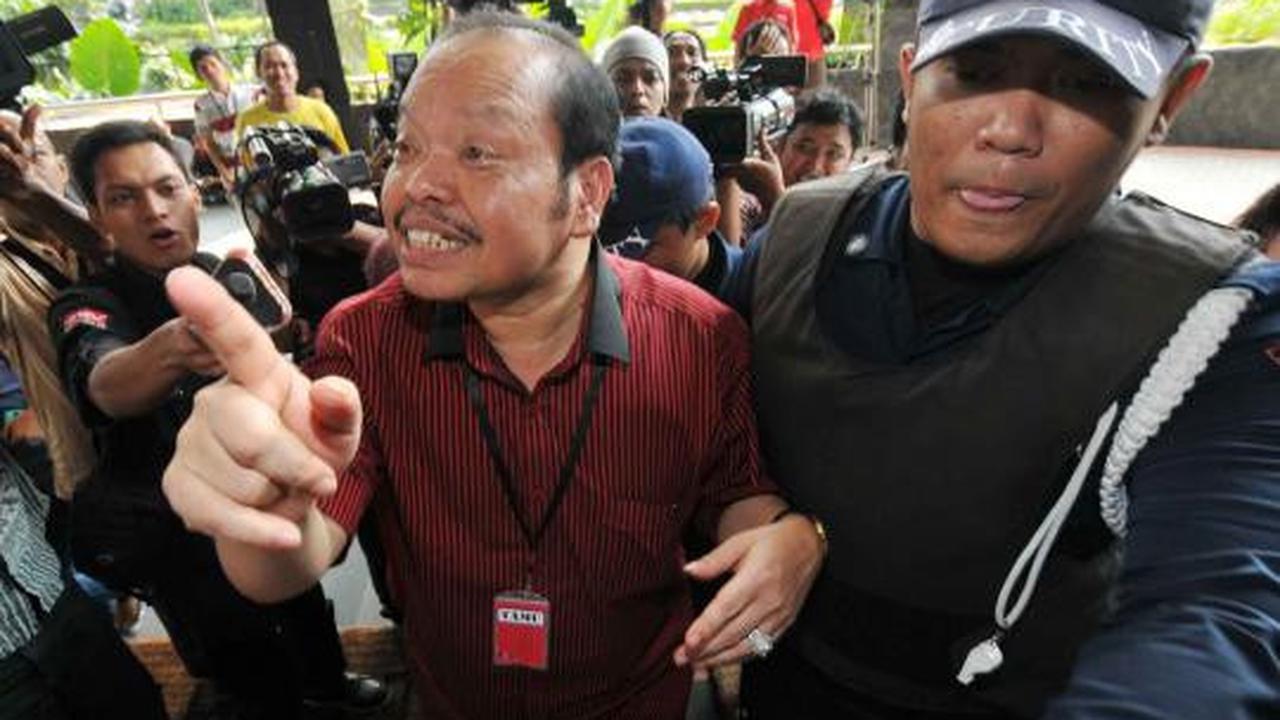 Wakil Ketua Fraksi Demokrat  Sutan Bhatoegana  memberikan keterangna k 