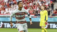 Pemain Portugal Cristiano Ronaldo berselebrasi usai mencetak gol keduanya ke gawang Hungaria dalam laga Grup F Piala Eropa 2020 di Stadion Ferenc Puskas, Budapest, Selasa, 15 Juni 2021. (Bernadett Szabo/Pool via AP)