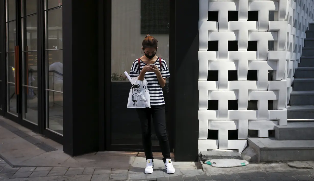 Seorang wanita beraktivitas memakai masker saat berada di pusat perbelanjaan Myeongdong di Seoul, Korea Selatan, Rabu (3/6/2015). MERS pertamakali ditemukan pada tahun 2012 yang sebagian besar berpusat di arab Saudi. (REUTERS/Kim Hong-Ji)