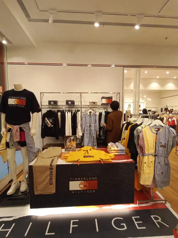 Bergaya Klasik Amerika di Era 90an dengan Koleksi Outfit Tommy Hilfiger x Timberland