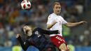 Duel pemain Kroasia, Mateo Kovacic (kiri) dan pemain Denmark, Christian Eriksen pada laga 16 besar Piala Dunia 2018 di Nizhny Novgorod Stadium, Rusia, (1/7/2018). Kroasia menang 3-2 lewat adu penalti. (AP/Darko Bandic)