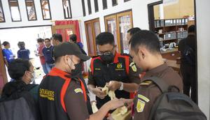 jaksa geledah kantor di flores timur (Liputan6.com/istimewa)