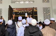 Potret Jemaah Padati Prosesi Pemakaman Habib Hasan Bin Ja’far Assegaf