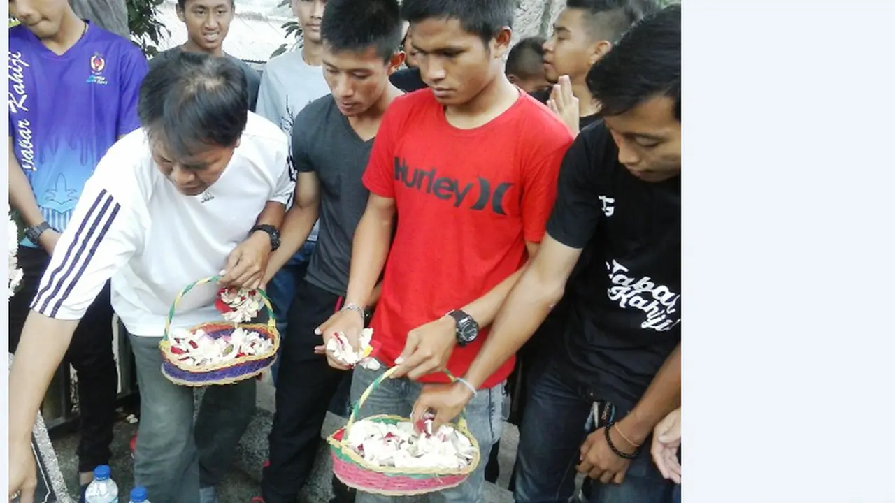 Ziarah ke makam Soeratin