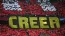 Suporter Atletico Madrid membentangkan tulisan "creer" (percaya) pada leg kedua babak 16 besar Liga Champions di Stadion Vicente Calderon, Madrid, Rabu (16/3/2016) dini hari WIB. (Reuters/Susana Vera)