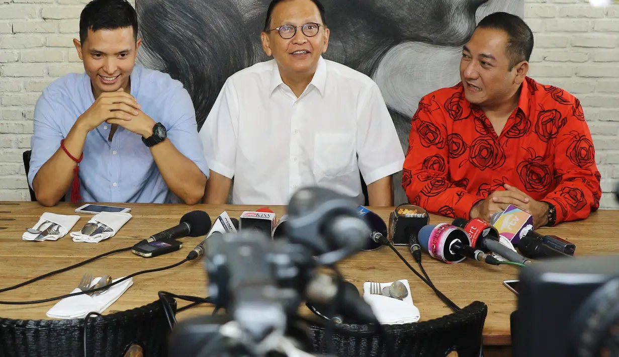 "Karena sebetulnya istri saya yang melarang untuk ngomong. Tapi begitu gencarnya pertanyaan-pertanyaan terutama dari keluarga, maka istri saya menganjurkan untuk klarifikasi," imbuh Roy Marten. (Adrian Putra/Bintang.com)