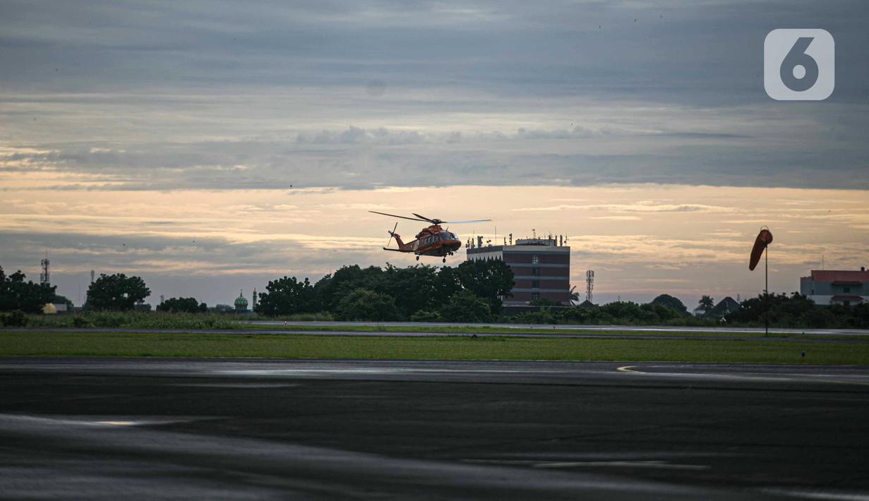 Helikopter Basarnas lepas landas untuk mencari Sriwijaya Air SJ 182 di Lanud Halim Perdanakusuma, Jakarta, Minggu (10/1/2021). TNI AU memberangkatkan pesawat CN-295, helikopter jenis Caracal, dan helikopter Super Puma NAS-332 untuk mencari Sriwijaya Air SJ 182. (Liputan6.com/Faizal Fanani)