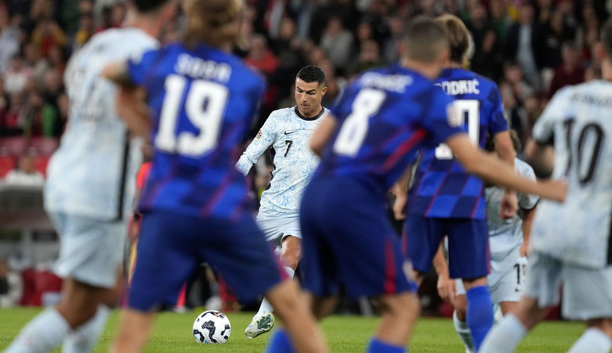Pemain Portugal, Cristiano Ronaldo melakukan tendangan bebas ke arah gawang Kroasia pada laga Kualifikasi Piala Dunia 2026 di Luz Stadium, Lisbon, Portugal, Jumat (06/09/2024) dini hari WIB. (AP Photo/Armando Franca)