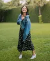 Berpose sumringah di tengah hamparan rumput hijau, Rossa tampil bak ABG dengan outfit midi dress dan jaket denim. Gaya fashionnya pun menuai pujian dari warganet karena terlihat awet muda. (FOTO: Instagram.com/Itsrossa910).