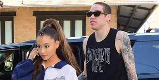 Ariana Grande membuat tato baru untuk mengenang meninggalnya ayah sang tunangan, Pete Davidson. (Footwear News)