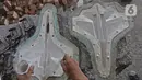 Pekerja menyelesaikan pembuatan miniatur pesawat di workshop Anglo Indonesian Aircraft Models di Cibinong, Kabupaten Bogor, Kamis (15/10/2020). Sebuah miniatur pesawat ini dijual seharga Rp250 ribu hingga Rp 50 juta tergantung skalanya. (Liputan6.com/Herman Zakharia)