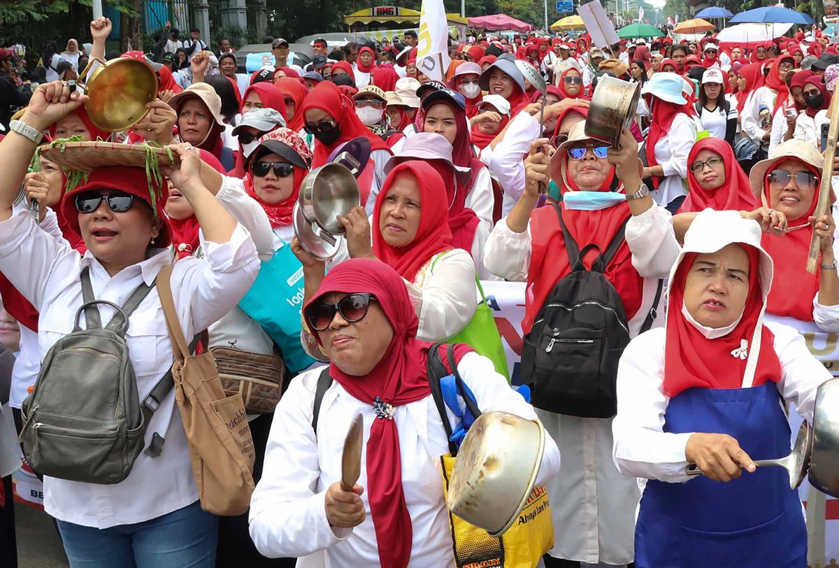 FOTO:  Aksi  Unjuk Rasa di Patung Kuda Dukung Kelanjutan Program Makan Bergizi Gratis