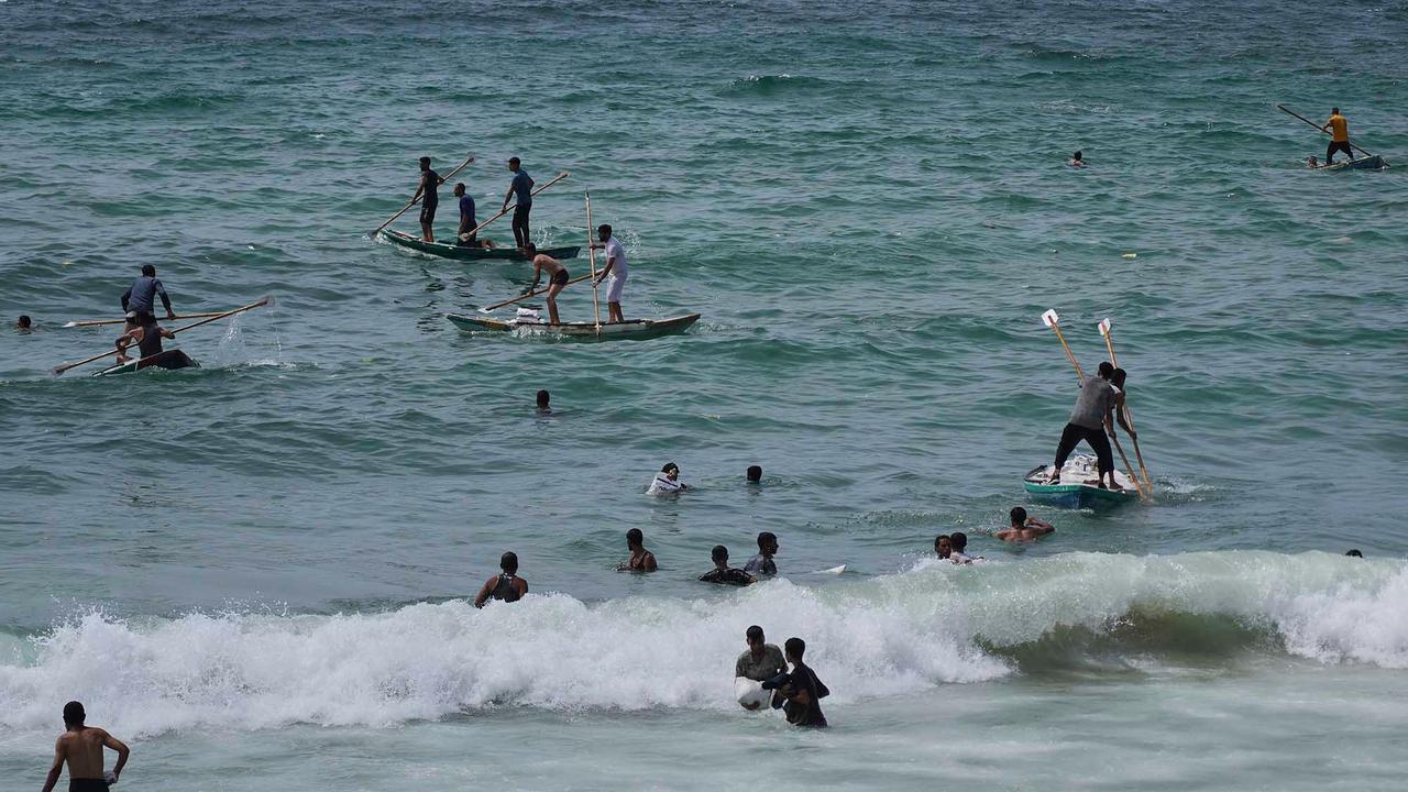 FOTO: Di Tengah Krisis, Warga Gaza Berebut Bantuan yang Tercebur ke Laut Mediterania