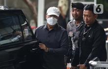 FOTO: Momen Gubernur Bengkulu Rohidin Mersyah Sembunyikan Wajah di Balik Masker Saat Terjaring OTT KPK