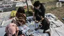 Anak-anak belajar mewarnai gambar saat kehadiran Perpustakaan Keliling di kawasan Kampung Melayu, Jakarta, Minggu (16/8/2020). Kegiatan ini digelar rutin tiap Minggu dengan tujuan mengedukasi anak-anak menengah ke bawah serta saling berbagi di tengah pandemi COVID-19. (merdeka.com/Iqbal S. Nugroho)