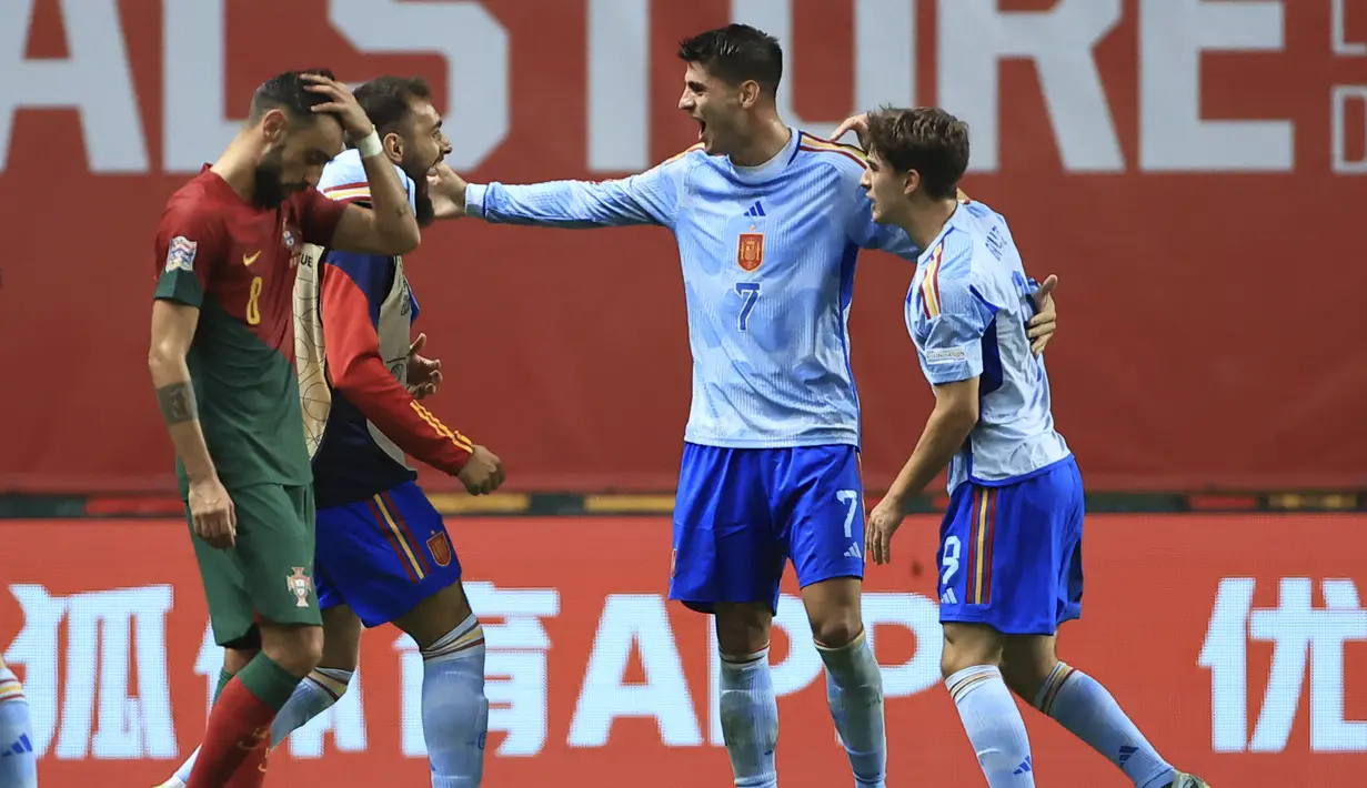 Penyerang Spanyol Alvaro Morata bersama rekan-rekan setimnya melakukan selebrasi seusai matchday keenam atau terakhir Grup A2 UEFA Nations League 2022-2023 kontra Portugal di Estadio Municipal Braga, Rabu (28/9/2022) dini hari WIB. Berkat hasil ini, Spanyol pun sukses menyalip Portugal di klasemen Liga 1 Grup 2 sekaligus memastikan diri lolos ke semifinal. (AP Photo/Luis Vieira)