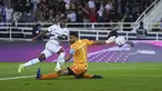 Penyerang Real Madrid Vinicius Junior mencetak gol pembuka melewati kiper Al Hilal Abdullah Al-Mayouf dalam partai final Piala Dunia Antarklub 2022 di Prince Moulay Abdellah Stadium, Rabat, Minggu (12/2/2023) dini hari WIB.  Real Madrid sukses mengandaskan Al Hilal dengan skor 5-3. (AP Photo/Manu Fernandez)