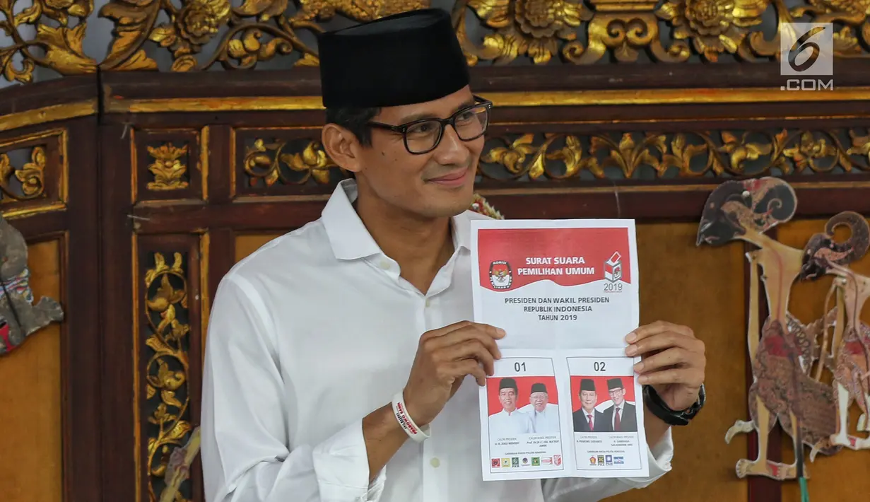 Calon Wakil Presiden nomor urut 02 Sandiaga Uno menunjukan surat suara sebelum mencoblosnya di TPS 002 Selong, Kebayoran Baru, Jakarta Selatan, Rabu (17/4). Sandiaga Uno menggunakan hak pilihnya dalam Pemilu 2019. (Liputan6.com/Johan Tallo)