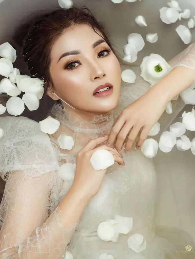 6 Gaya Pemotretan Terbaru Sarwendah, Berpose di Dalam Air