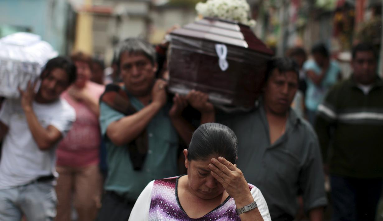 Proses pemakaman salah satu warga yang menjadi korban longsor di Santa Catarina Pinula, Guatemala City (2/10/2015). Musibah tanah longsor ini menewaskan sedikitnya 73 orang dan sebanyak 600 orang dinyatakan hilang. (Reuters/ Josue Decavele)