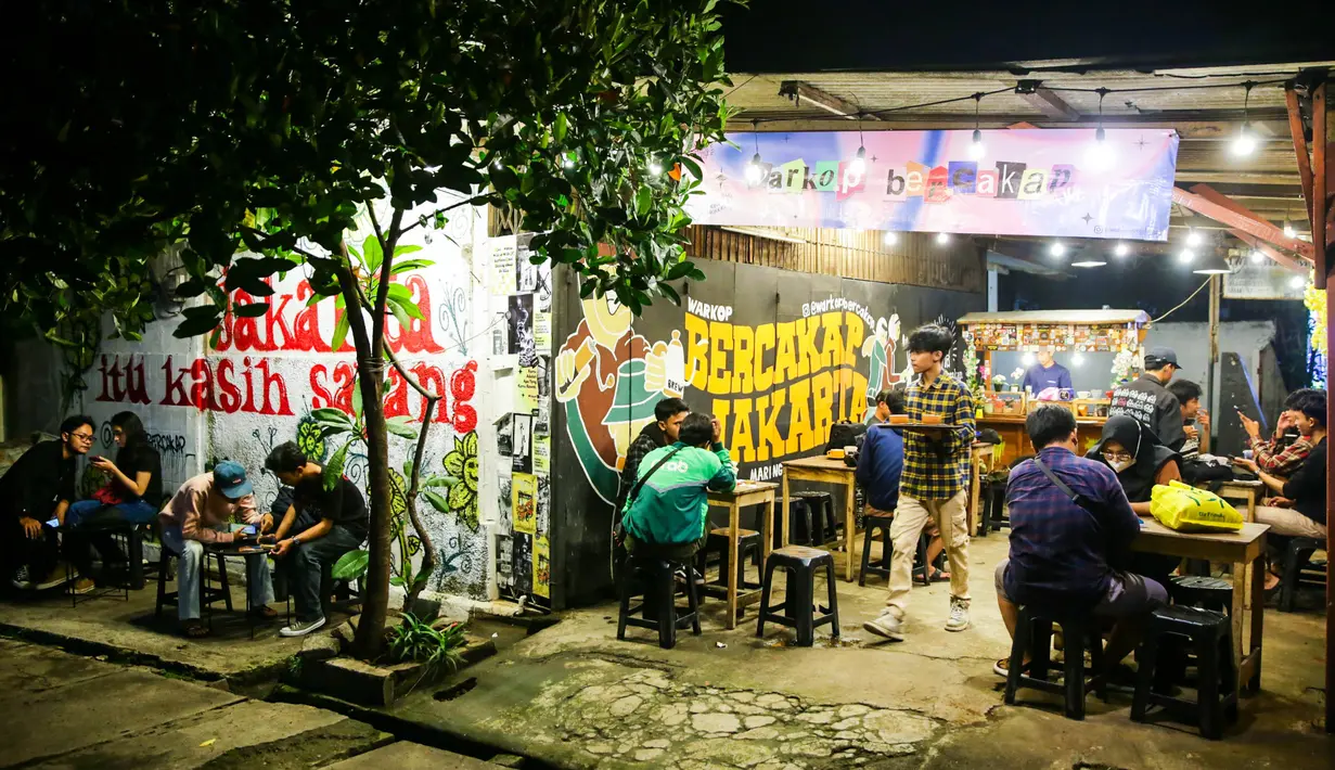 Penghasilan dari bekerja di Warkop Bercakap ia sisihkan untuk memajukan nama parkour di Indonesia.  Ramdani sudah mengikuti banyak event hingga ke Singapore dan Malaysia, tanpa bantuan dana dari pemerintah. (Bola.com/Muhammad Aldiansyah)