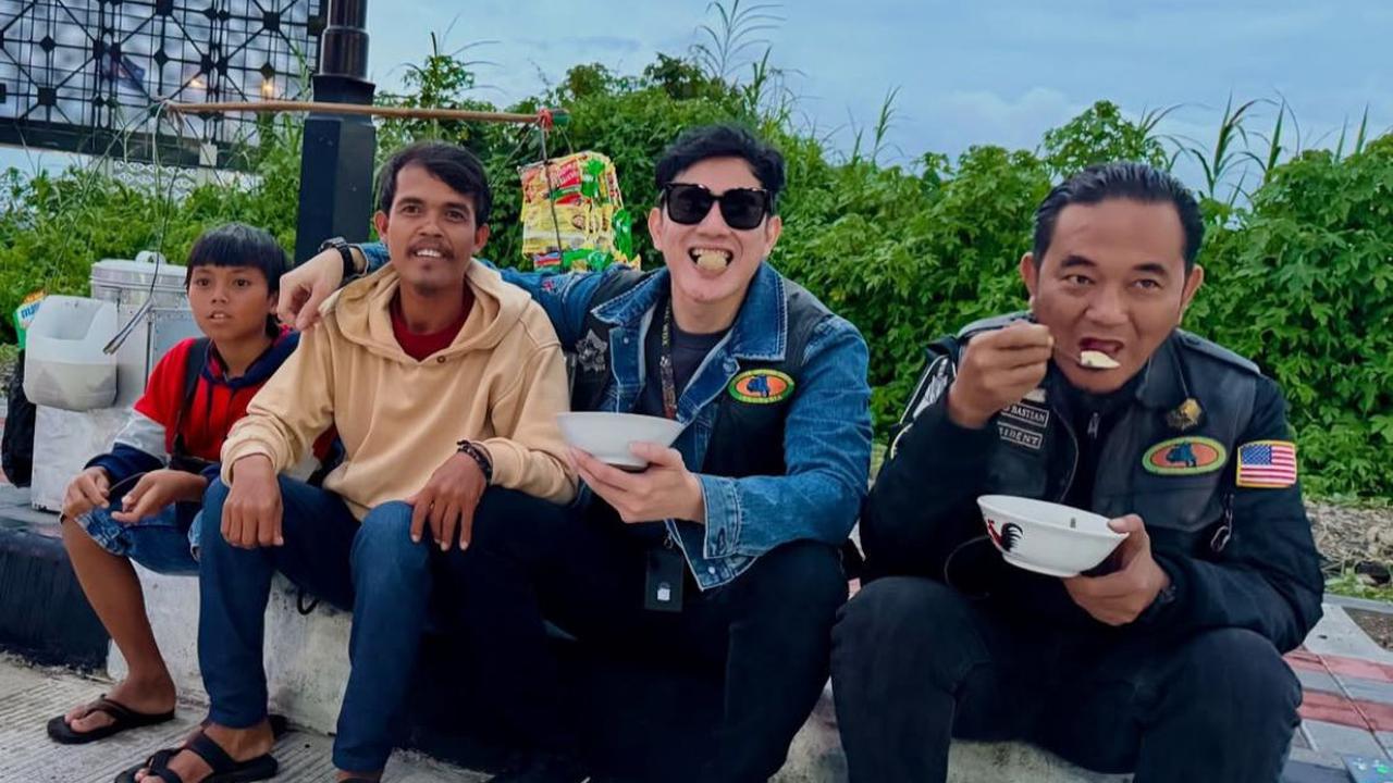 Keseruan Vino G. Bastian Makan Cuanki, Inspirasi Kesederhanaan di Tengah Gemerlap