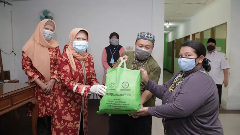 Gugus Tugas Covid-19 Kemenag Mulai Salurkan Bantuan Paket Sembako