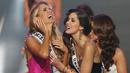 Olivia Jordan dari Oklahoma tampak terkejut saat Miss Universe 2014 Paulina Vega memasangkan selempang Miss USA 2015 setelah memenangkan kontes kecantikan tersebut di Baton Rouge, Louisiana, Minggu (12/7/2015). (REUTERS/Adrees Latif)