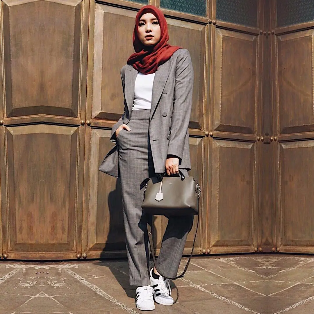 Tampilan hijab makin modis dengan mengenakan long blazer. (Sumber foto: jenaharanasution/instagram)