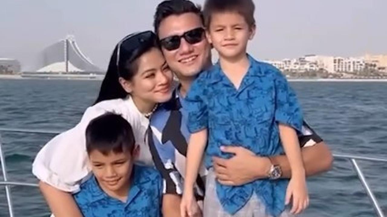 15 Tahun Pernikahan, Ini 7 Potret Kebersamaan Titi Kamal dan Christian Sugiono yang Romantis Terus - bak Masih Pacaran