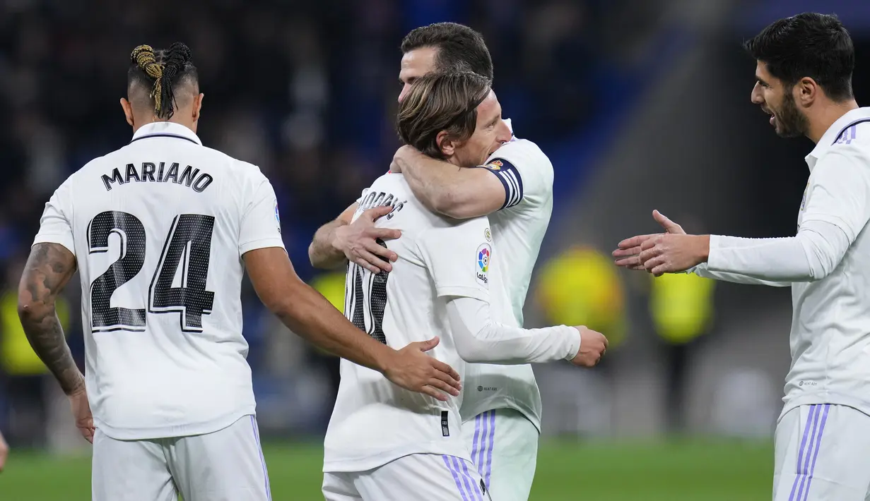 Gelandang Real Madrid, Luka Modric diberi selamat setelah mencetak gol ke gawang Elche selama pertandingan lanjutan La Liga Spanyol di stadion Santiago Bernabeu di Madrid, Spanyol, Kamis (16/2/2023). Madrid menang telak atas Elche dengan skor 4-0. (AP Photo/Manu Fernandez)