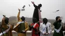 Sejumlah peserta melakukan aksi teatrikal  dalam partisipasi mengungkap korupsi di Lima,Peru, (12/11/2015).  Mereka ingin menciptakan kepada masyarakat akan kesadaran tentang korupsi. (REUTERS/Mariana Bazo)