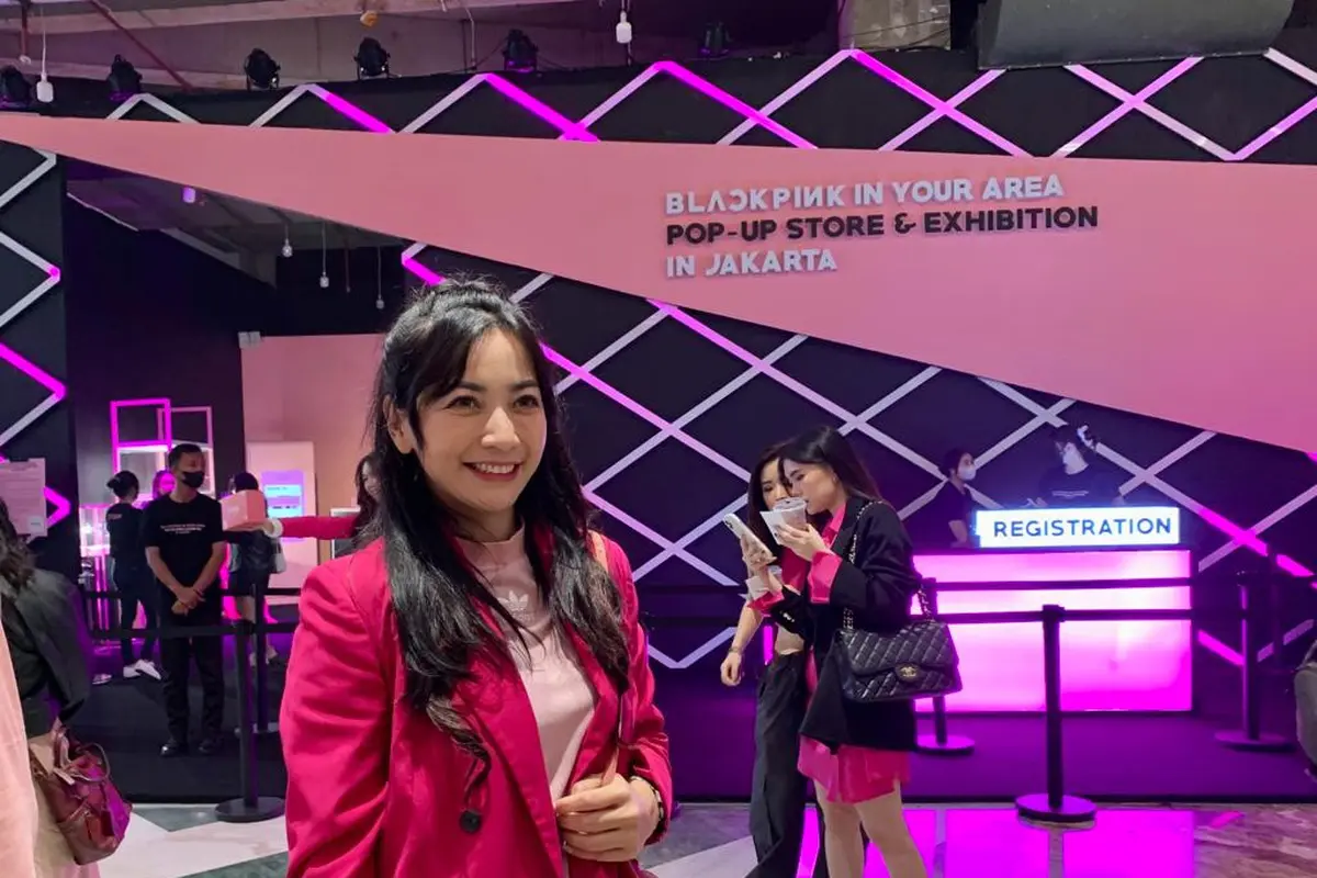 Hesti Purwadinata usai memasuki pameran dan pop store bertajuk Blackpink In Your Area Pop-Up Store & Exhibition in Jakarta