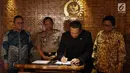 Ketua DPR Bambang Soesatyo (kedua kanan) menandatangi kerjasama antara DPR dan Kepolisian RI di Kompleks Parlemen, Senayan, Jakarta, Rabu (14/2). Penandatanganan kerjasama tersebut tentang peningkatan pengamanan di lingkungan DPR.(Liputan6.com/JohanTallo)