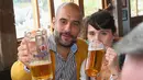 <p>Pep Guardiola bersama istrinya Cristina Guardiola saat merayakan Oktoberfest, Jerman, Minggu (5/10/2014)(AFP PHOTO/ALEXANDER HASSENSTEIN)</p>