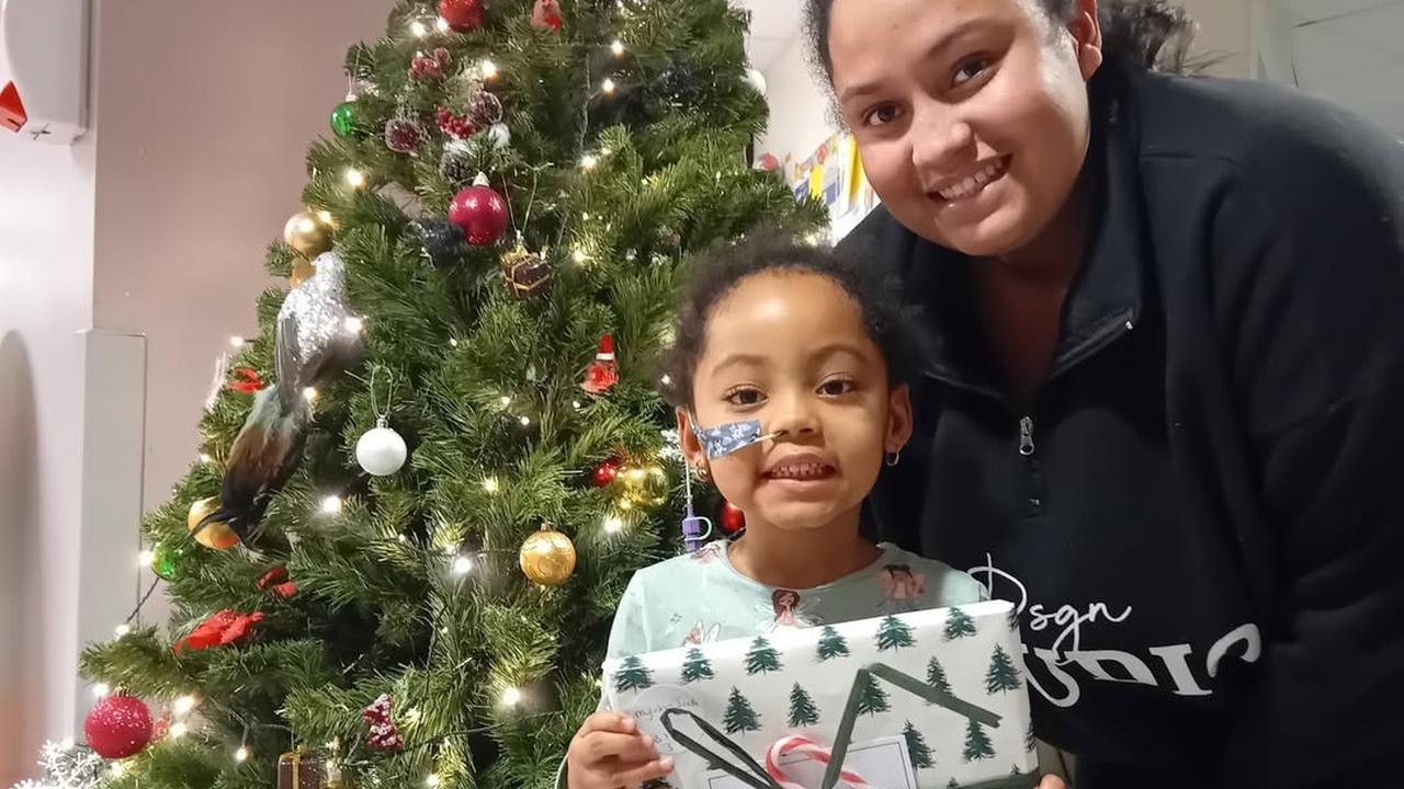 Dermawan Banget! Ariana Grande Donasikan Hadiah Natal Untuk Anak-Anak di Rumah Sakit Manchester