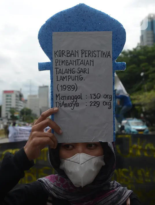 Aktivis saat berunjuk rasa memperingati Hari HAM Sedunia di Patung Kuda, Jakarta, Kamis (10/12/2020). Pada Hari HAM Sedunia 2020, diharapkan mampu mengatasi kegagalan yang diekspos dan dieksploitasi oleh COVID-19. (merdeka.com/Imam Buhori)