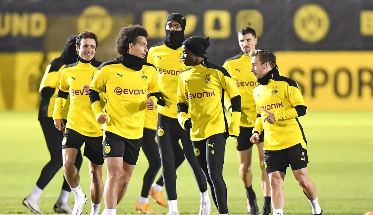 Para pemain Borussia Dortmund berlari saat sesi latihan jelang laga Liga Champions, Selasa (24/11/2020). Dortmund akan berhadapan dengan Club Brugge. (AP/Martin Meissner)