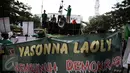 Massa PPP kubu Djan Faridz membawa berbagai spanduk ketika melakukan demonstrasi di depan kantor Kemenkumham, Jakarta, Senin (25/4). Dalam aksinya mereka menuntut Menteri Yasonna untuk direshuffle terkait kisrus PPP. (Liputan6.com/Faizal Fanani)