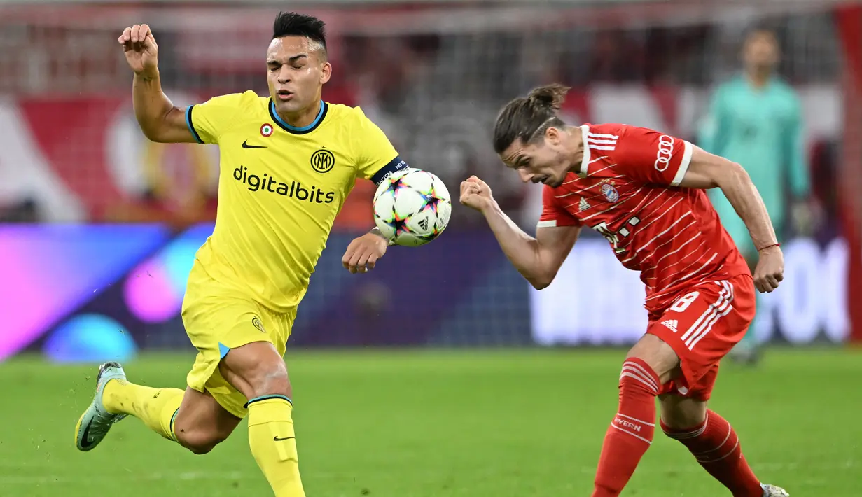 Gelandang Bayern Muenchen, Marcel Sabitzer berebut bola dengan penyerang Inter Milan, Lautaro Martinez pada pertandingan Grup C Liga Champions di Allianz Arena di Munich, Jerman pada 1 November 2022. Sabitzer merupakan gelandang berkebangsaan Austria yang telah memainkan 443 pertandingan pada level klub di Eropa, termasuk 54 pertandingan bersama Bayern Munich sejak Agustus 2021. (AFP/CHRISTOF STACHE)