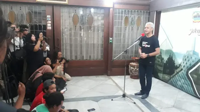 Gubernur Jawa Tengah, Ganjar Pranowo menyampaikan keterangan pers perihal perkembangan penanganan Covid-19 di Jawa Tengah. (Foto: Liputan6.com/Felek Wahyu)