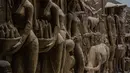 Relief peninggalan Bung Karno di pusat perbelanjaan Sarinah di Jakarta, Senin (21/3/2022). Relief bersejarah peninggalan Presiden pertama RI, IR Soekarno tersebut menjadi daya tarik pengunjung saat beroperasi kembalinya Sarinah hari ini. (Liputan6.com/Faizal Fanani)
