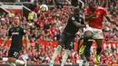 Penyerang MU, Romelu Lukaku saat menyundul bola dari kawalan pemain West Ham pada pertandingan Liga Inggris di Old Trafford, Manchester, Inggris, (13/8). MU menang telak atas West Ham dengan skor 4-0. (AFP Photo/Oli Scarff)