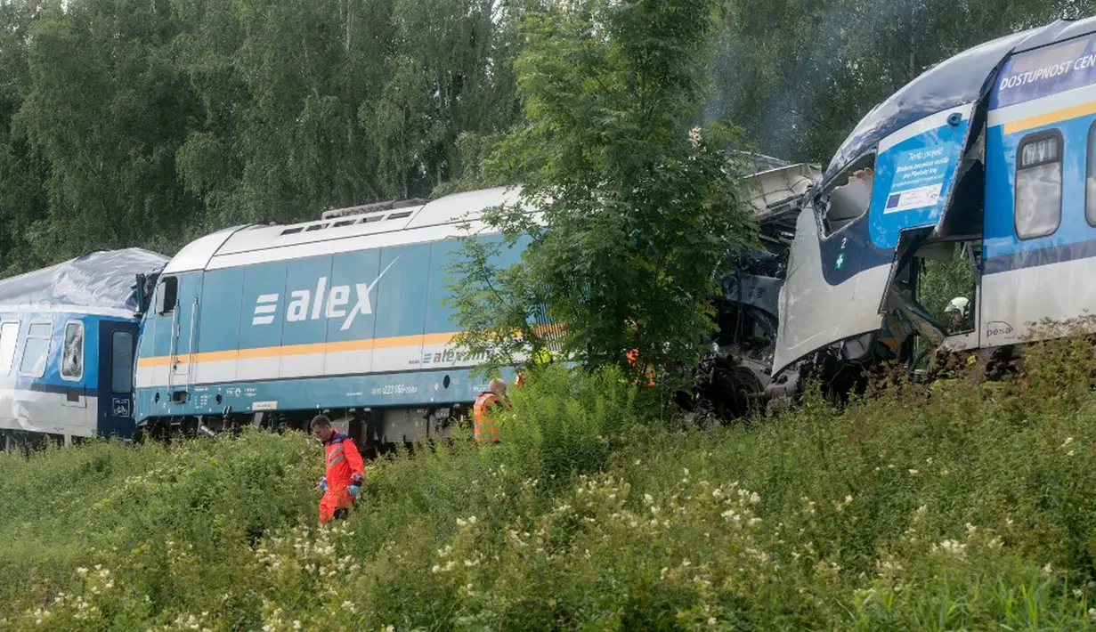 Dua kereta api bertabrakan dekat Desa Milavce antara Stasiun Domazlice dan Blizejovn di Republik Ceko, 4 Agustus 2021. Tiga orang tewas dan puluhan lainnya luka-luka ketika kereta Munich ke Praha nomor Ex 351 bertabrakan dengan layanan regional. (Michal CIZEK/AFP)